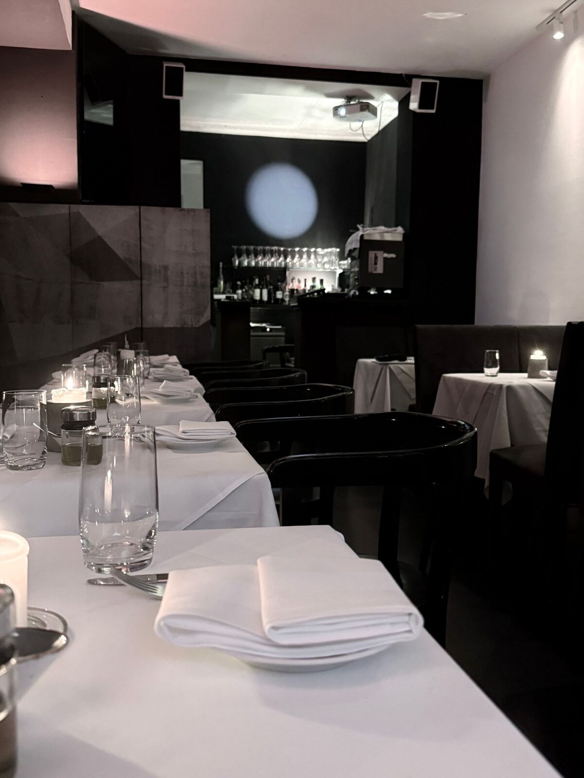 Gedeckter Tisch im Restaurant Central Hamburg – weiße Tischdecke, gefaltete Serviette und Kerzenlicht